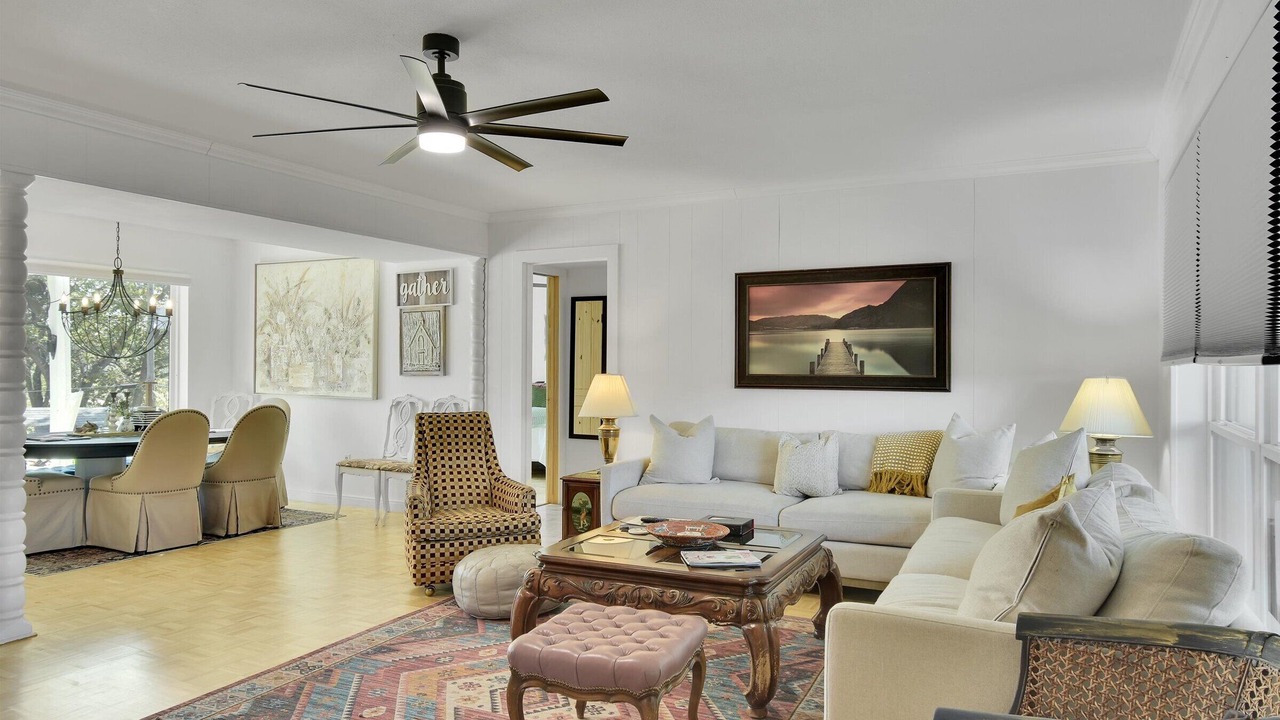 Photo of Livingroom in Hilltop Lakes