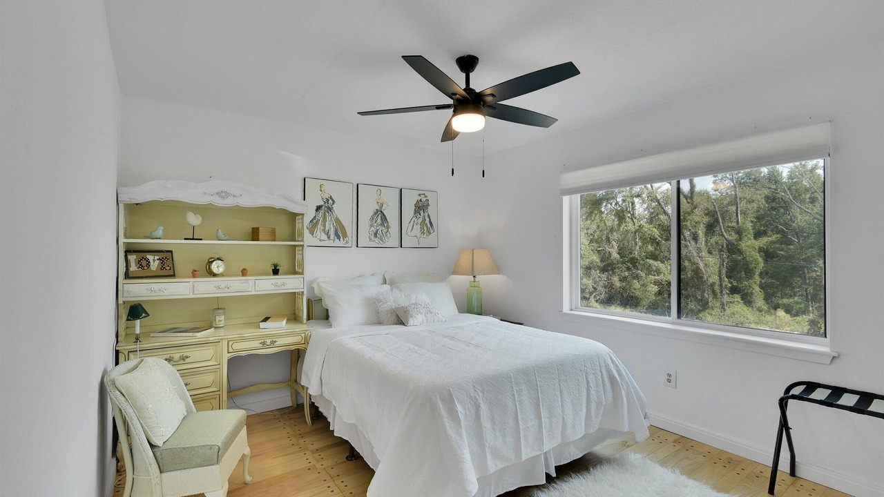 Photo of Bedroom in Hilltop Lakes