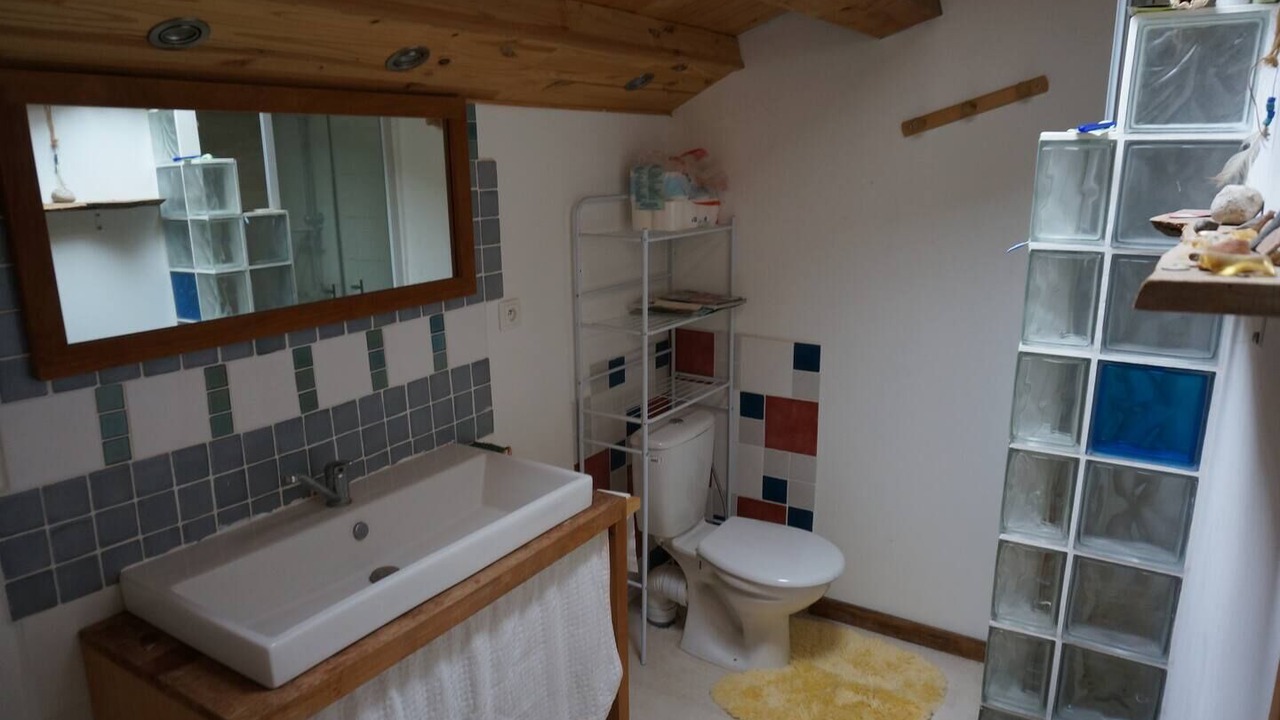 Photo of Bathroom in Domino