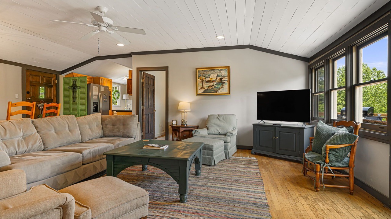 Photo of Livingroom in Flat Rock