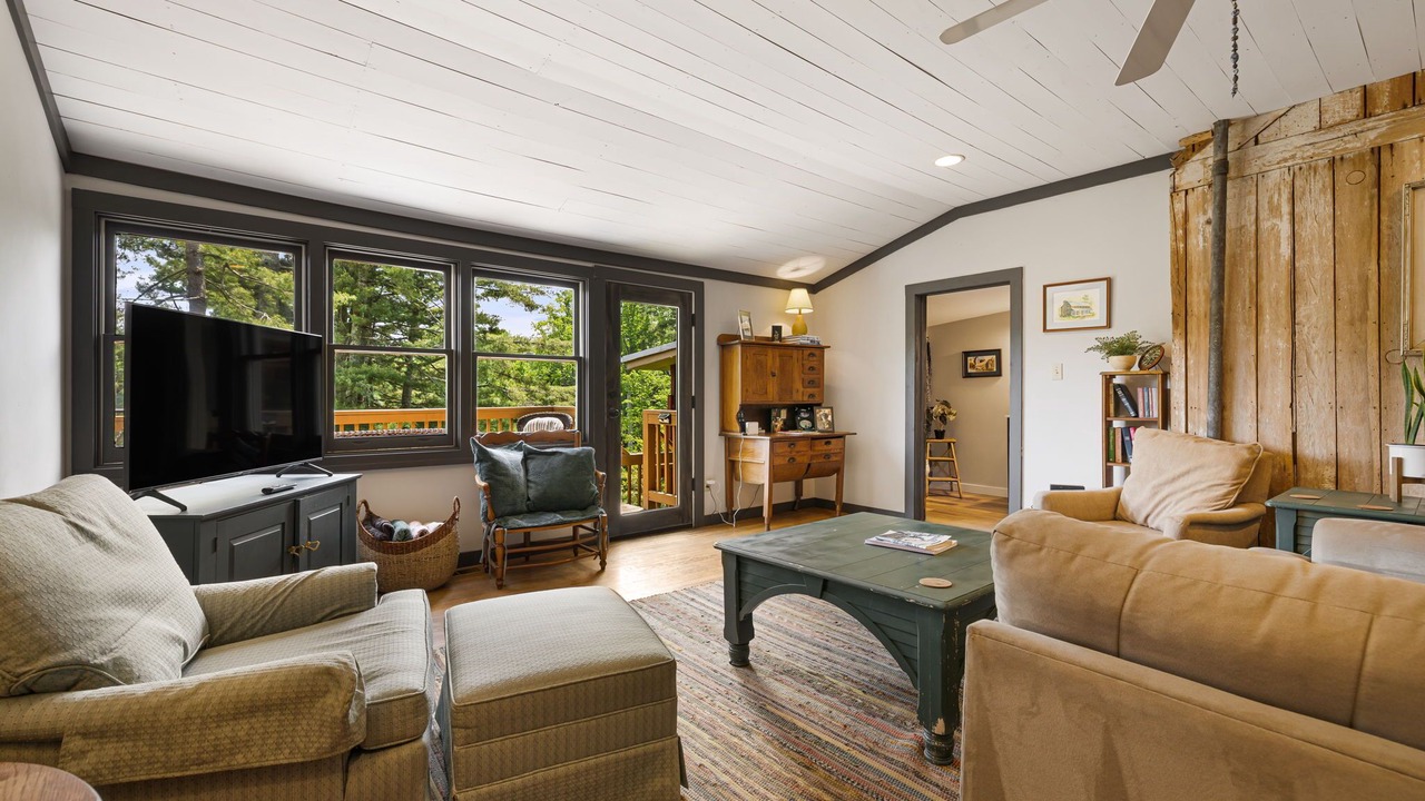 Photo of Livingroom in Flat Rock