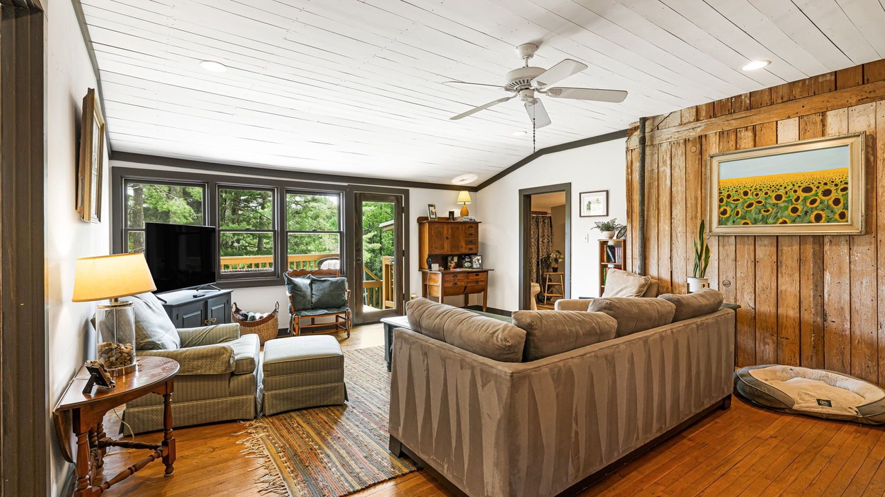 Photo of Livingroom in Flat Rock