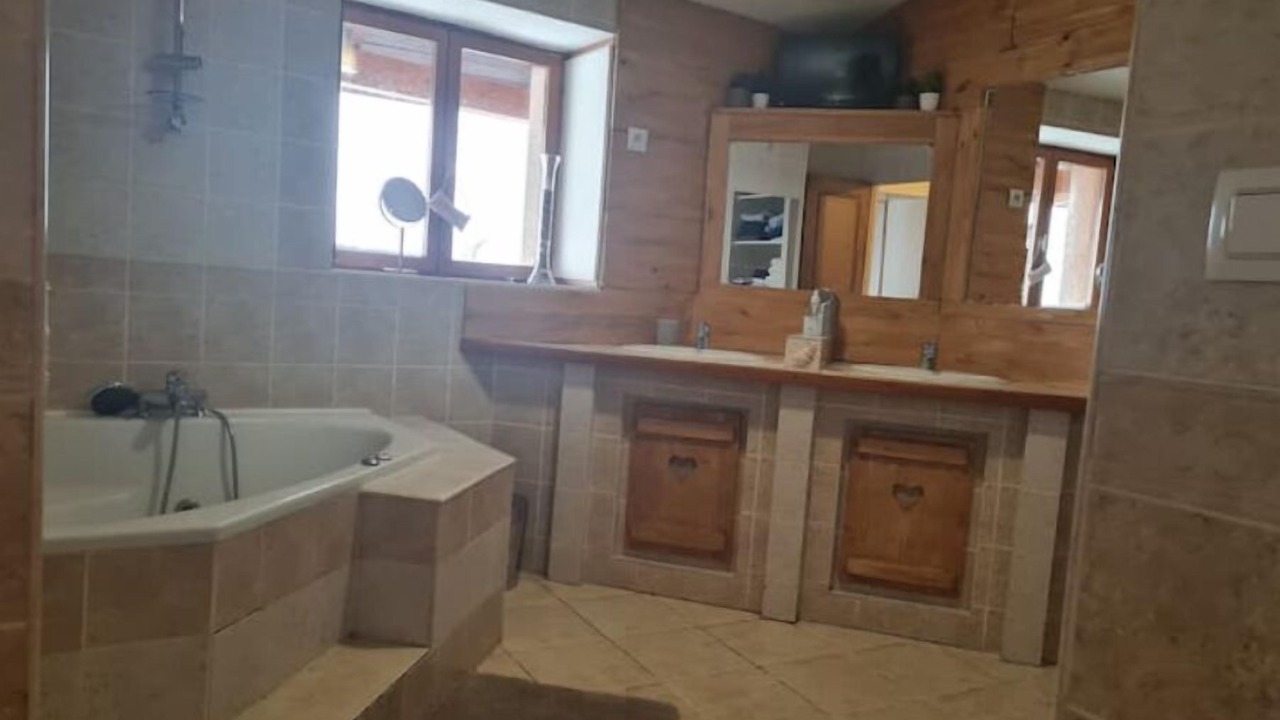 Photo of Bathroom in Perreux