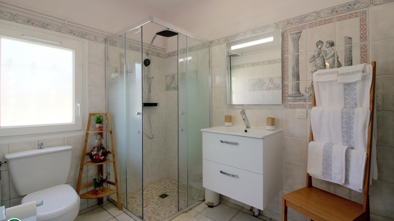 Photo of Bathroom in Saint-Denis-de-Pile