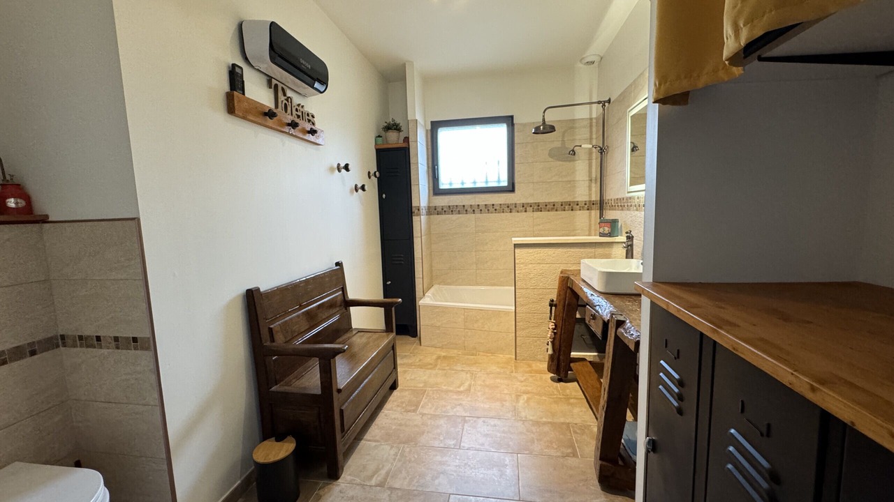 Photo of Others in Maubec