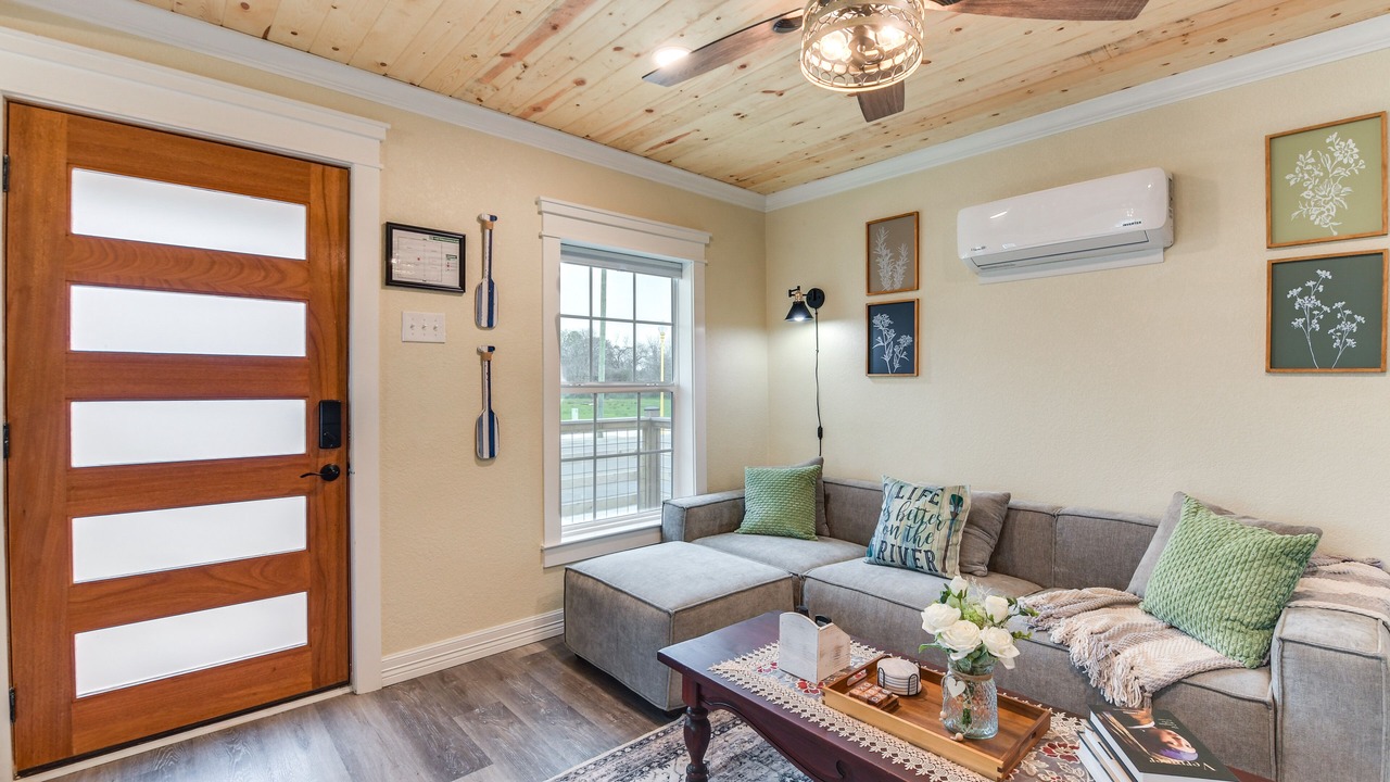 Photo of Livingroom in East Riverside