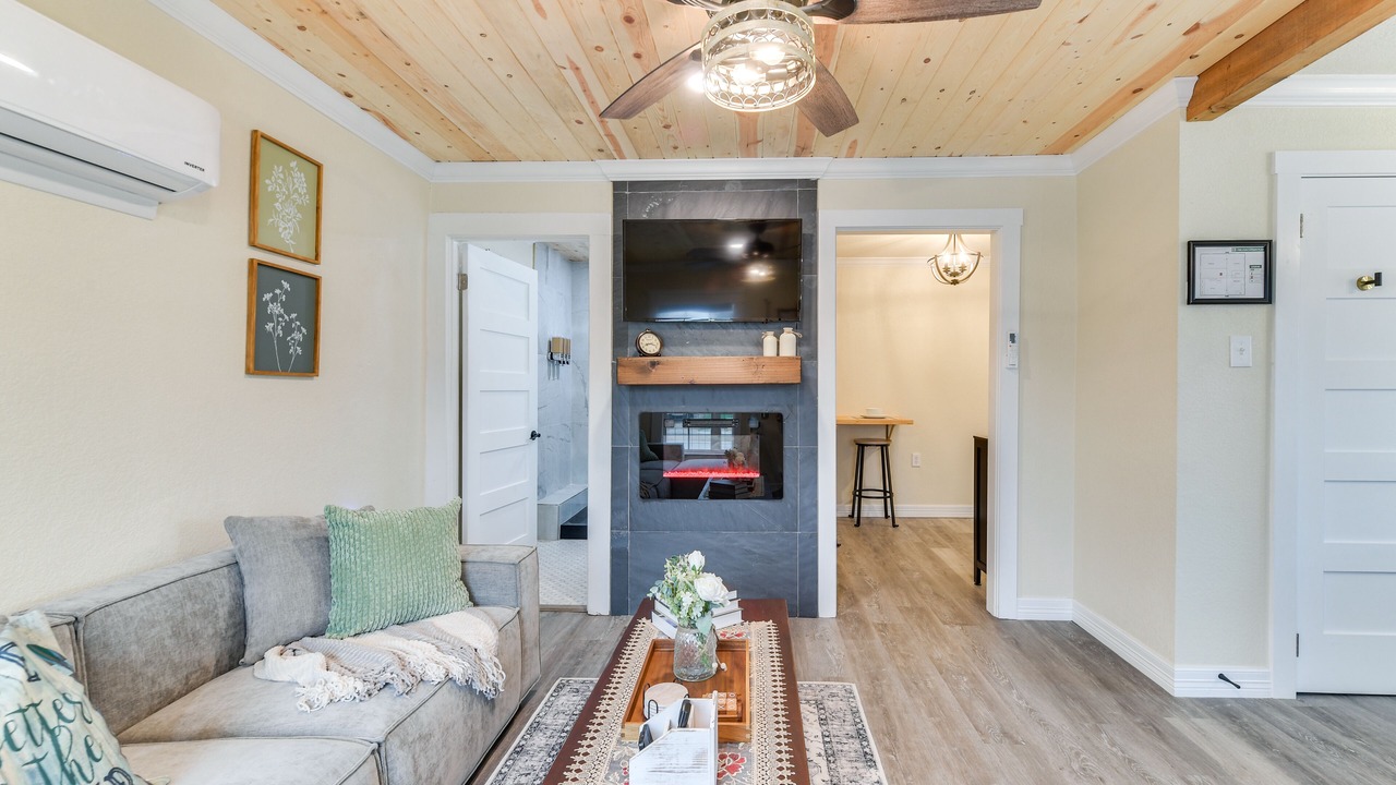 Photo of Livingroom in East Riverside