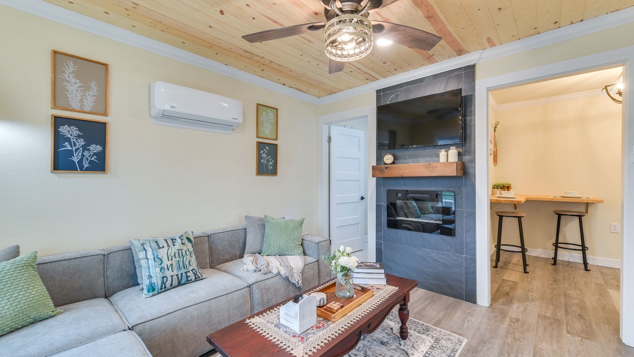 Photo of Livingroom in East Riverside