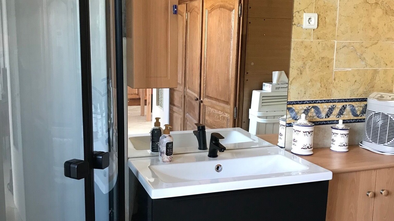Photo of Bathroom in Woignarue