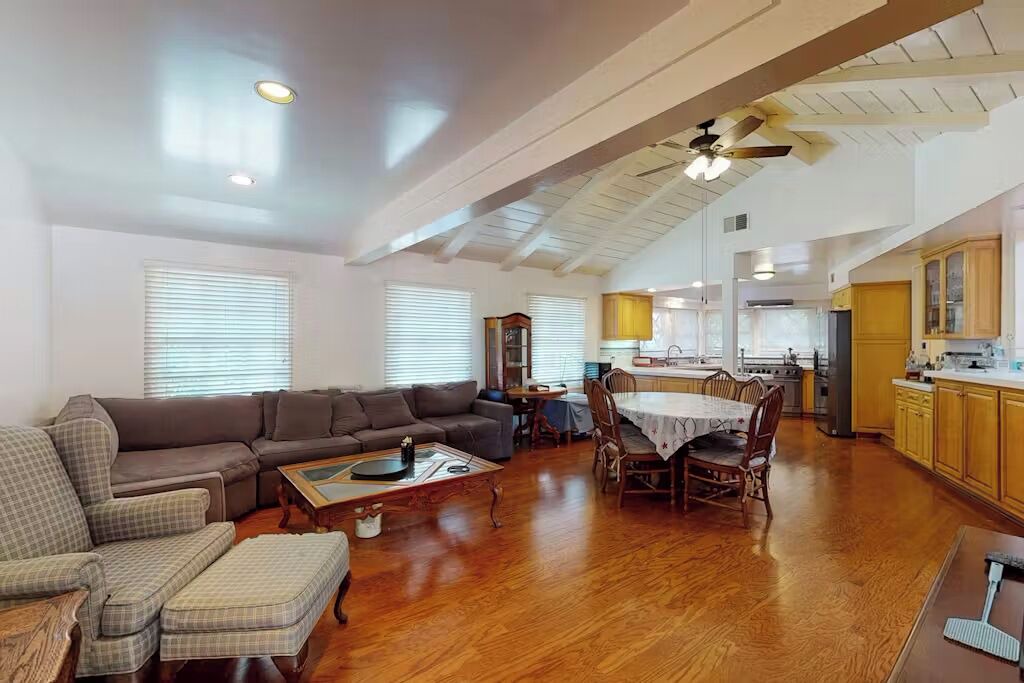 Photo of Livingroom in Woodland Hills