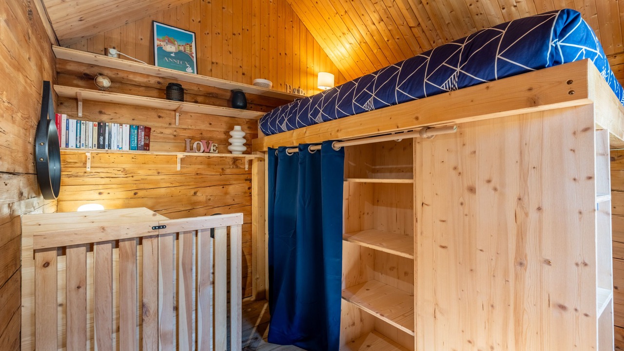 Photo of Others in Thones