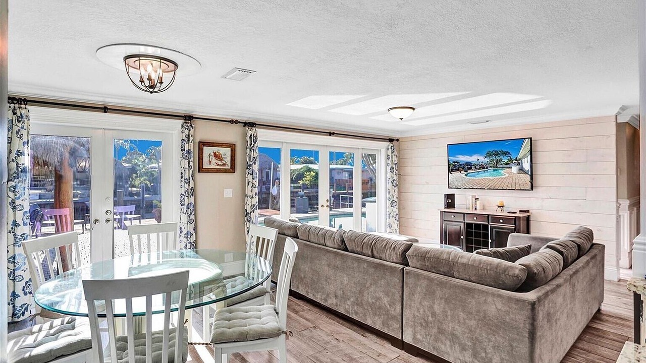Photo of Livingroom in Garden Isles