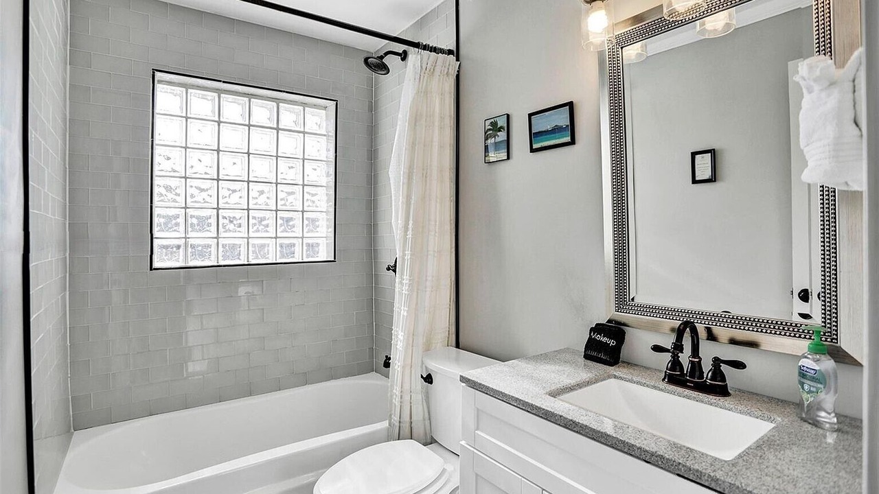 Photo of Bathroom in Garden Isles