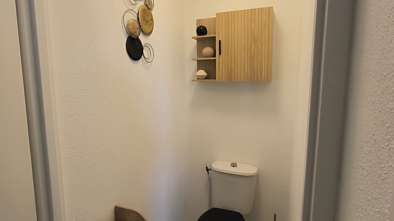 Photo of Bathroom in Pin - Vert Galant