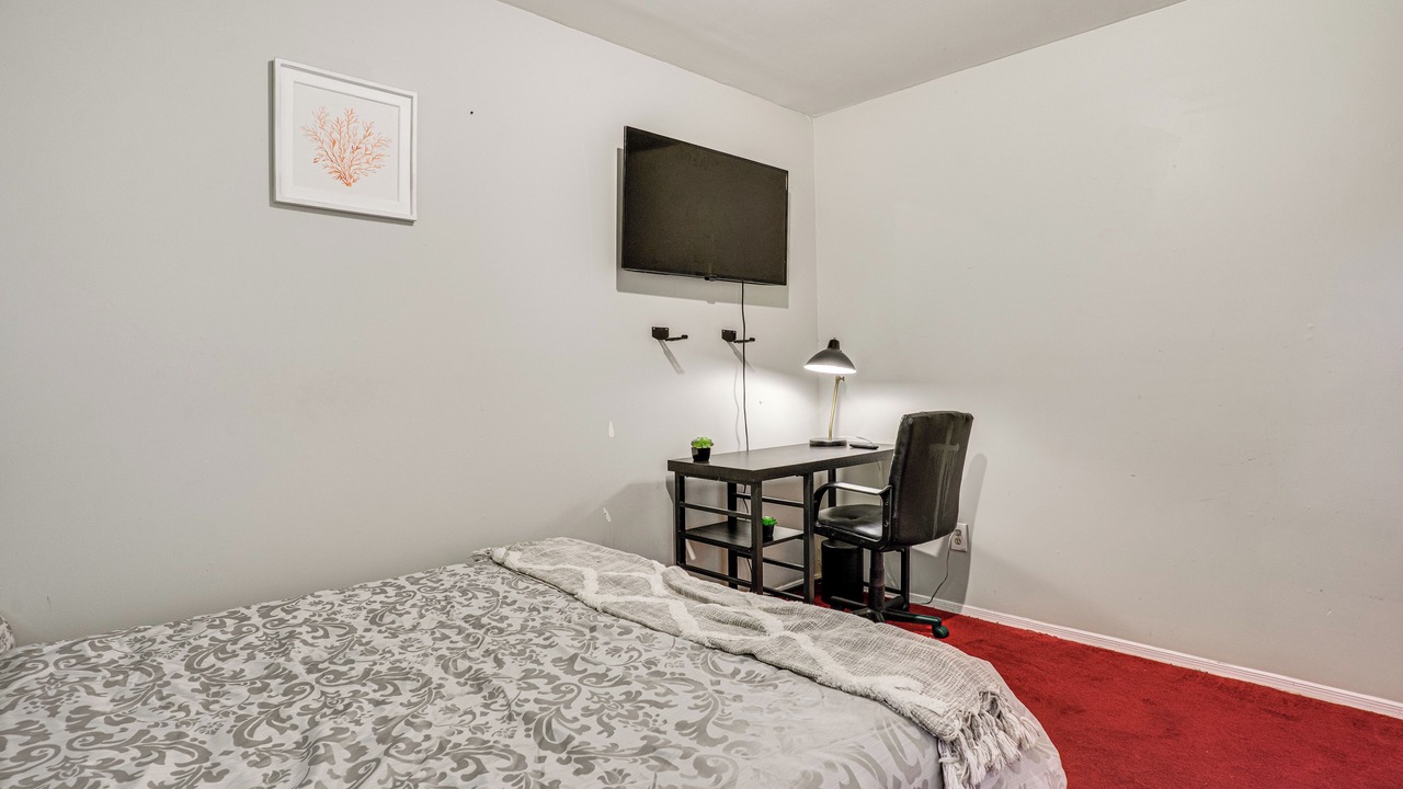 Photo of Bedroom in Alden Manor