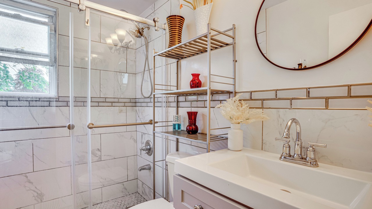Photo of Bathroom in Alden Manor