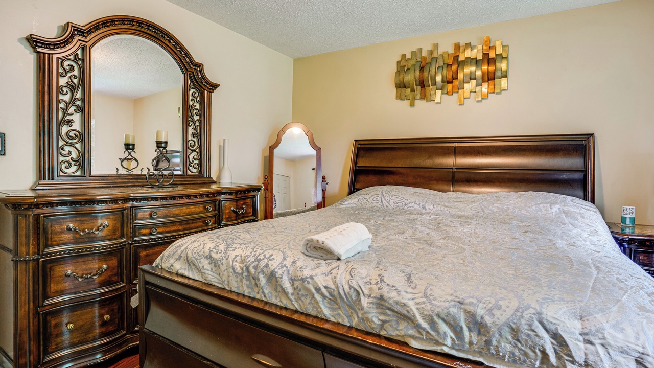 Photo of Bedroom in Alden Manor