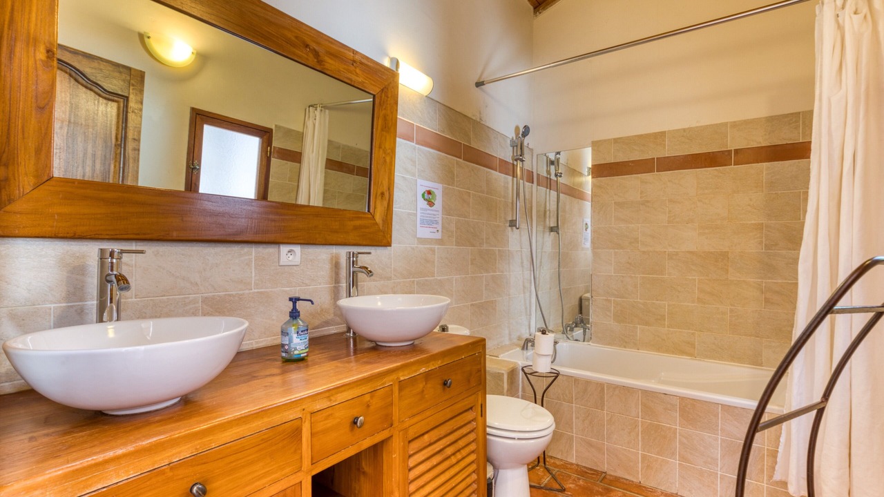 Photo of Bathroom in Notre-Dame-de-Londres