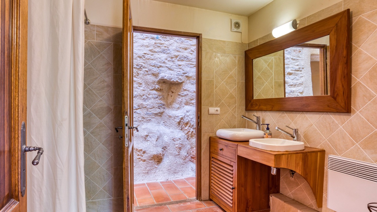 Photo of Bathroom in Notre-Dame-de-Londres