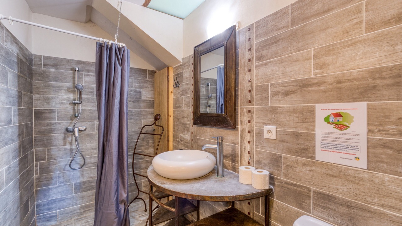 Photo of Bathroom in Notre-Dame-de-Londres