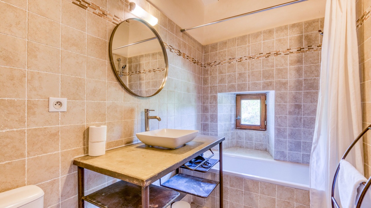 Photo of Bathroom in Notre-Dame-de-Londres
