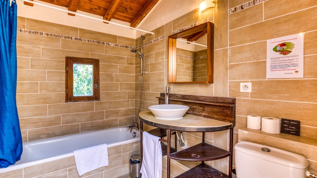 Photo of Bathroom in Notre-Dame-de-Londres