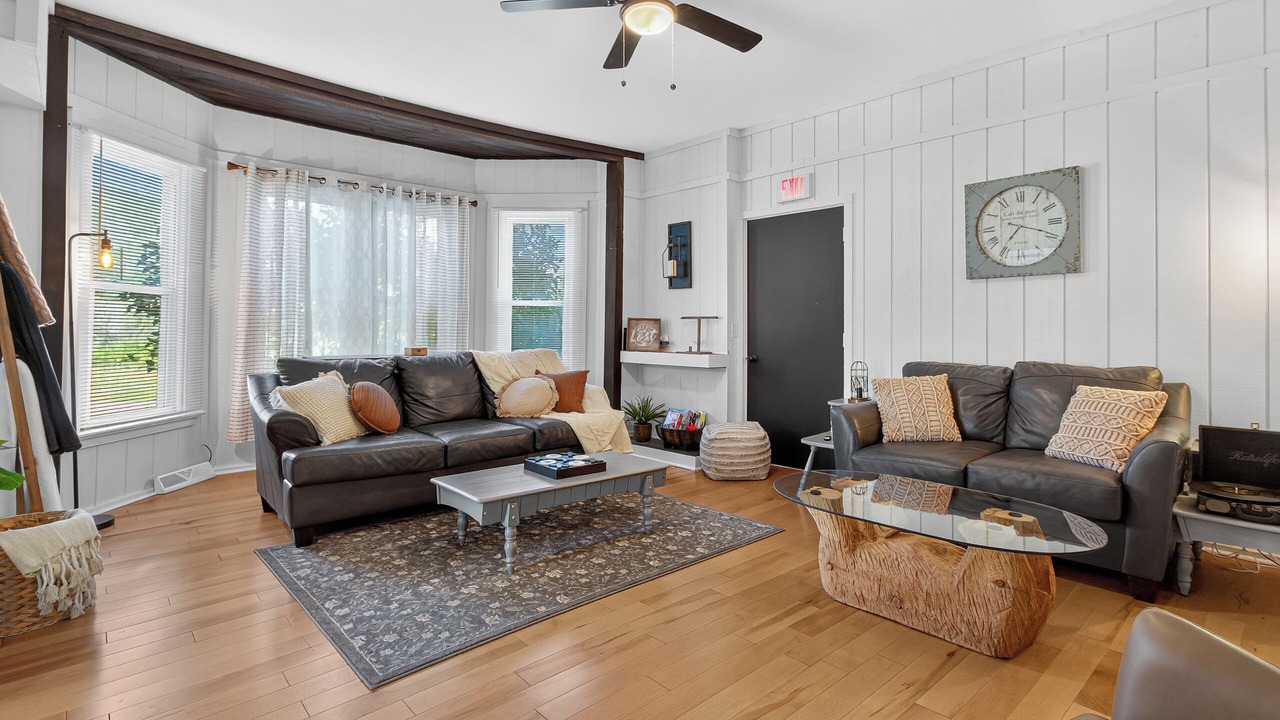 Photo of Livingroom in Bristol Hills