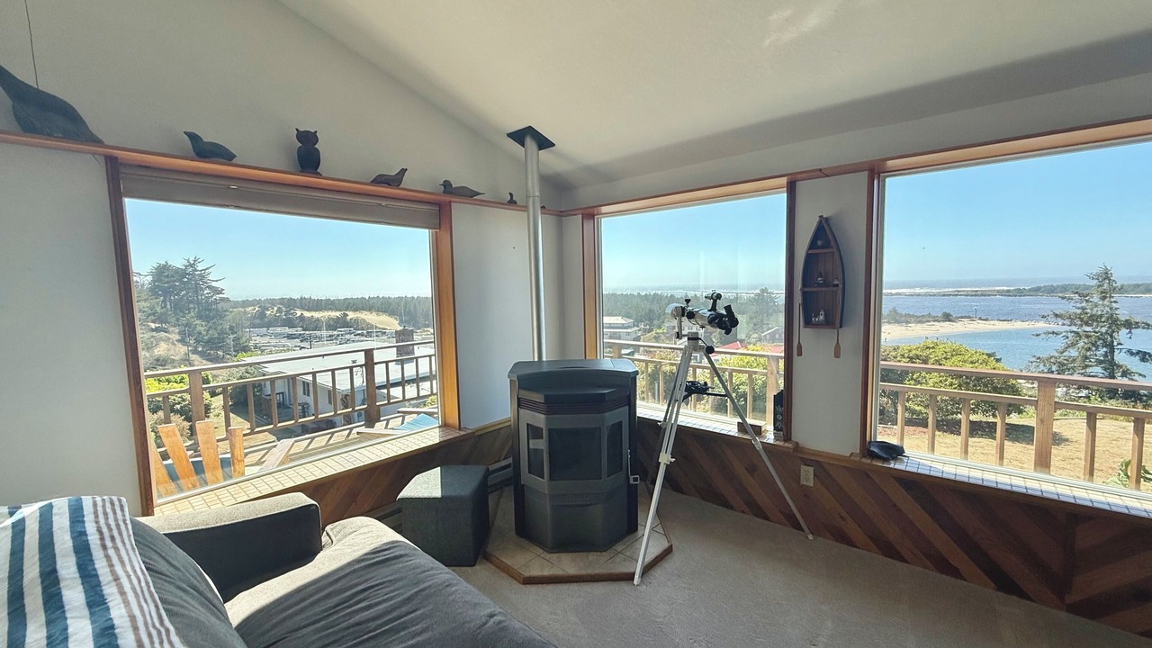 Photo of Livingroom in Winchester Bay