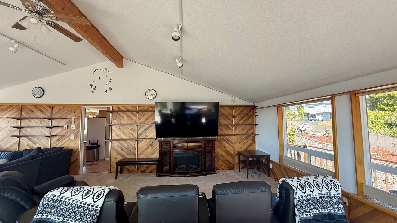 Photo of Livingroom in Winchester Bay