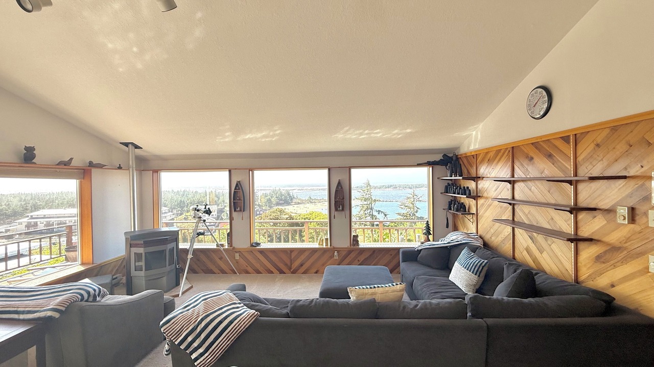Photo of Livingroom in Winchester Bay