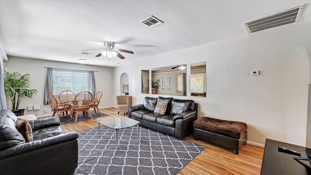 Photo of Livingroom in Rancho Oakey