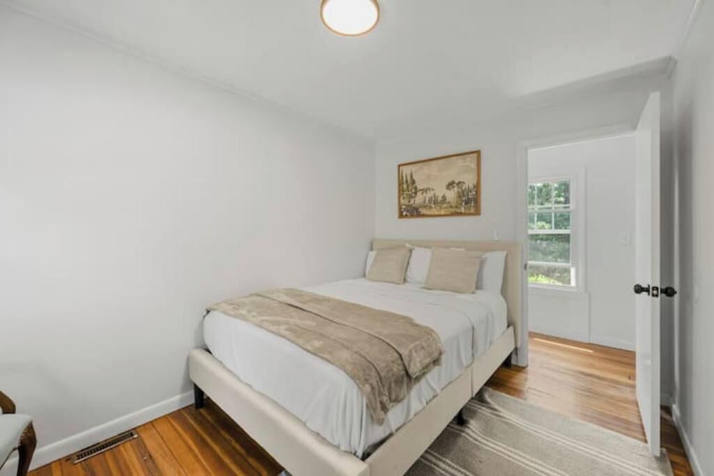 Photo of Bedroom in Lee