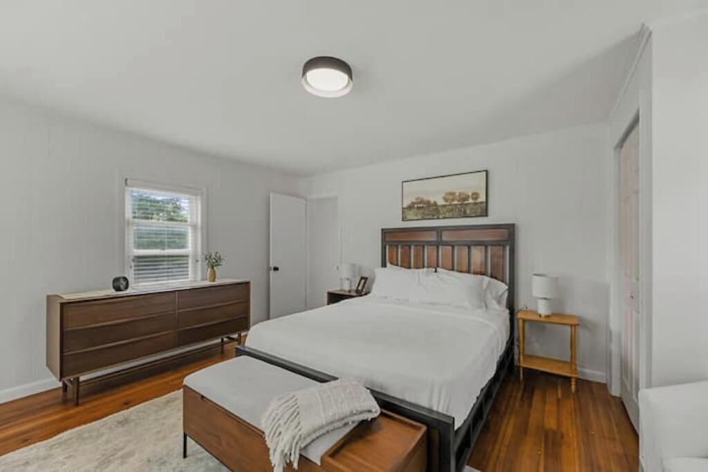 Photo of Bedroom in Lee