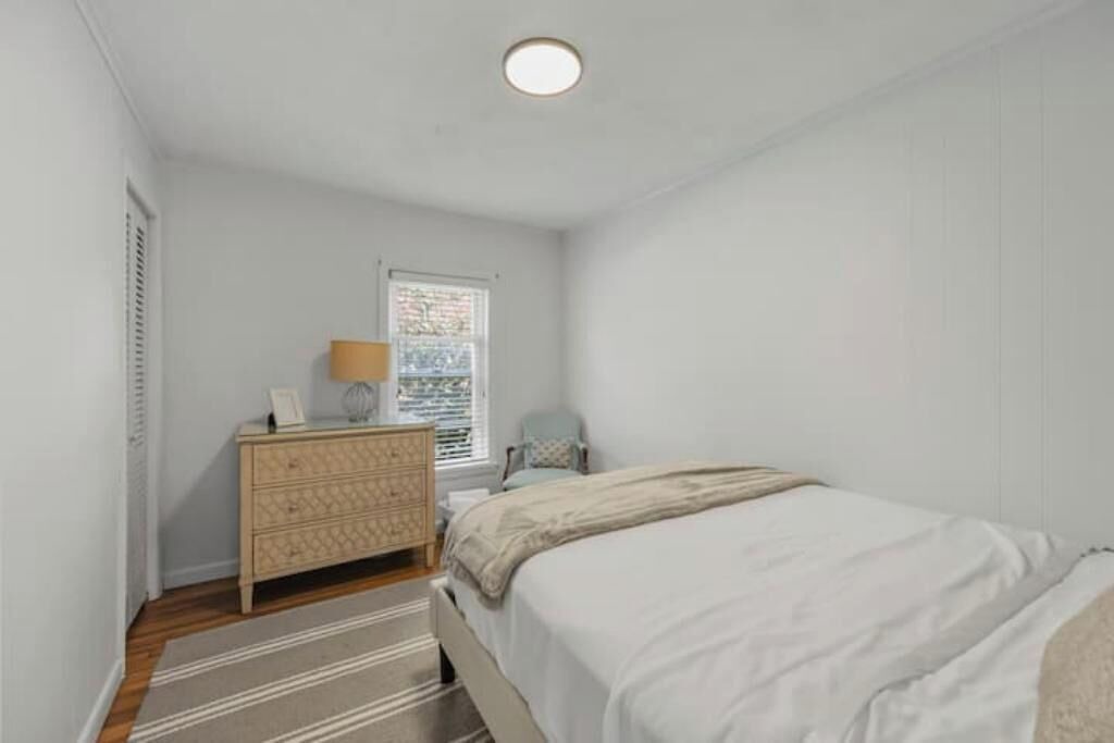 Photo of Bedroom in Lee