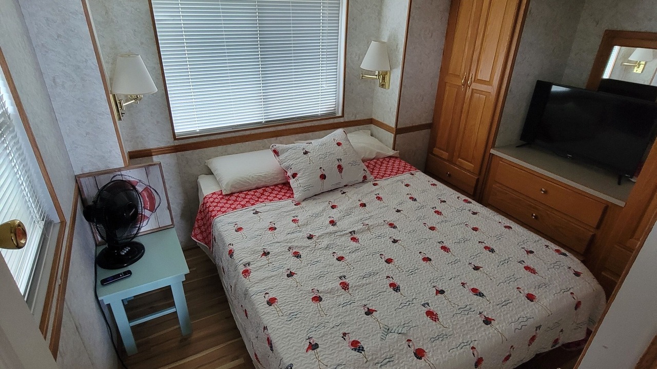 Photo of Bedroom in Coral