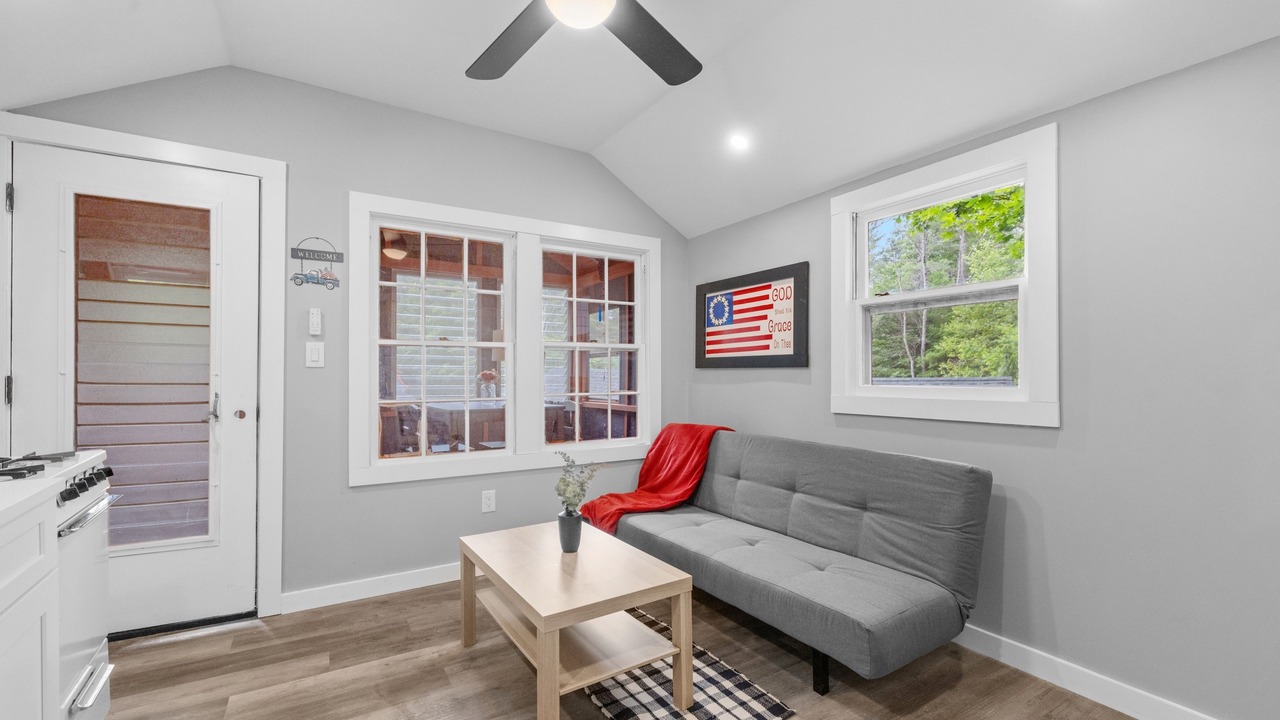 Photo of Livingroom in Alton