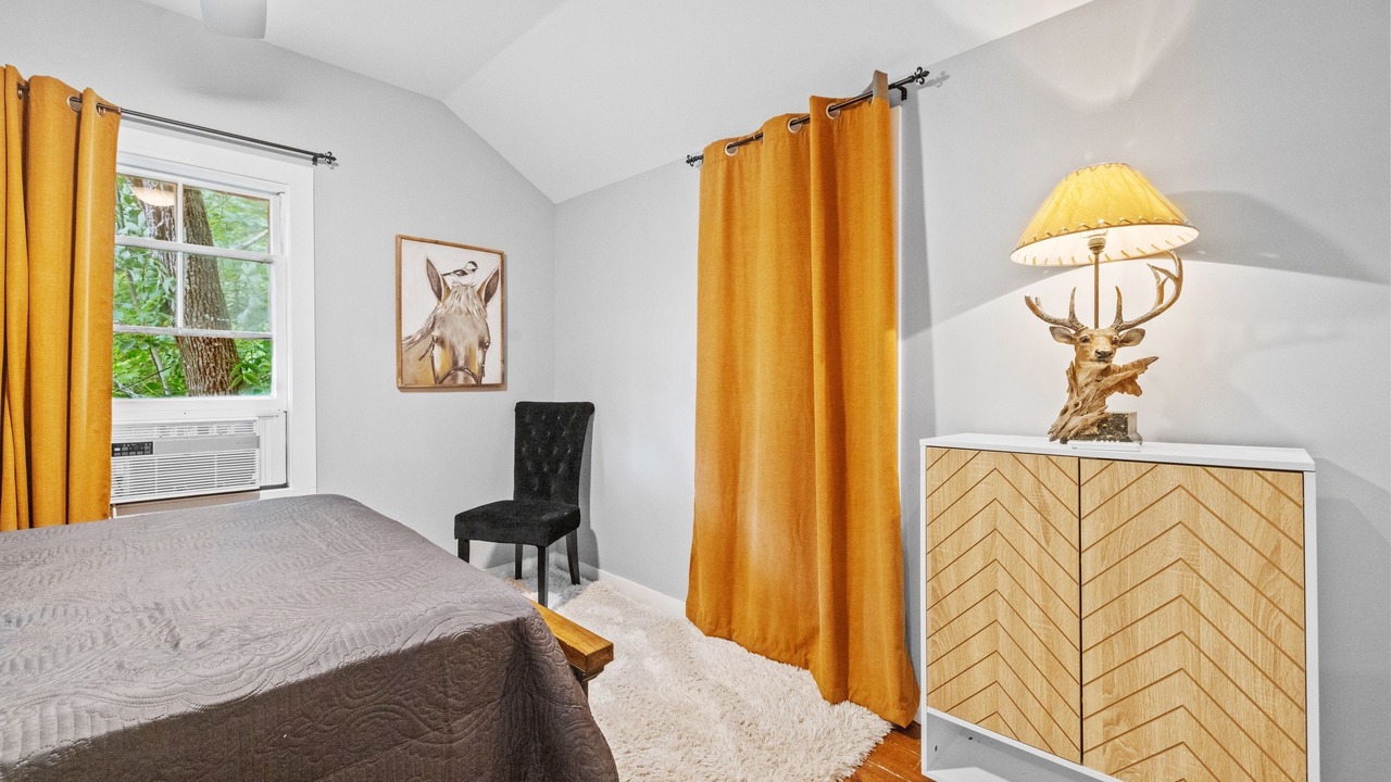 Photo of Bedroom in Alton