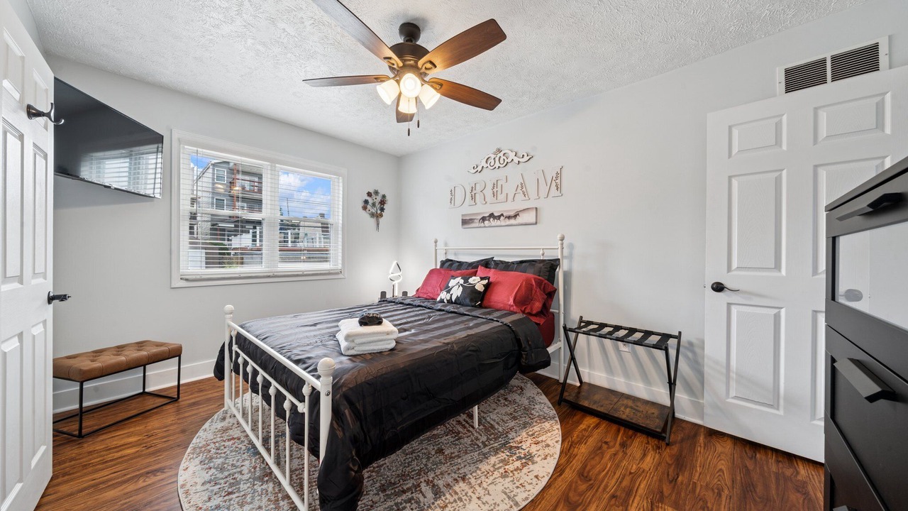 Photo of Bedroom in South Side Slopes