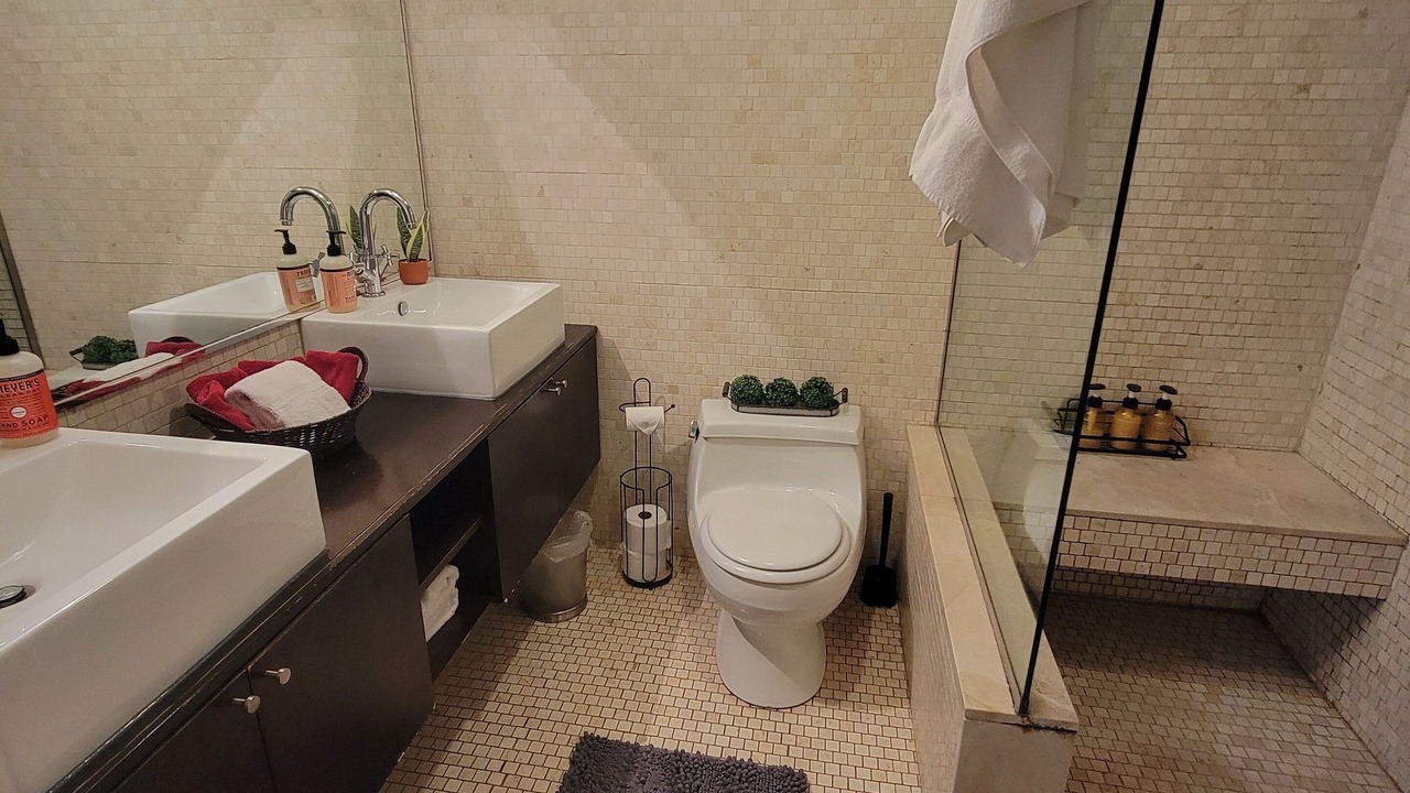 Photo of Bathroom in East Garfield Park