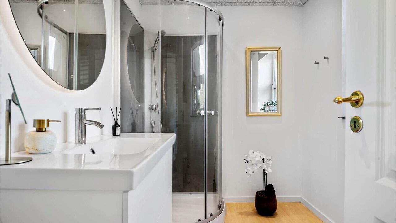 Photo of Bathroom in Beder Malling