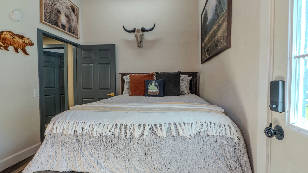 Photo of Bedroom in Crestline