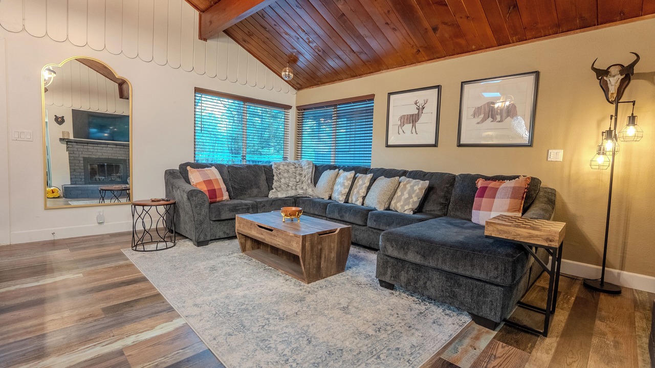 Photo of Livingroom in Crestline