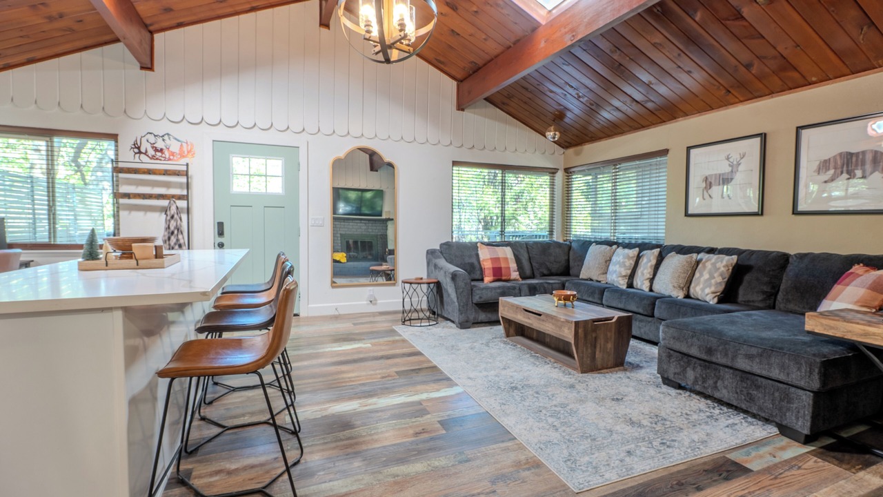 Photo of Livingroom in Crestline
