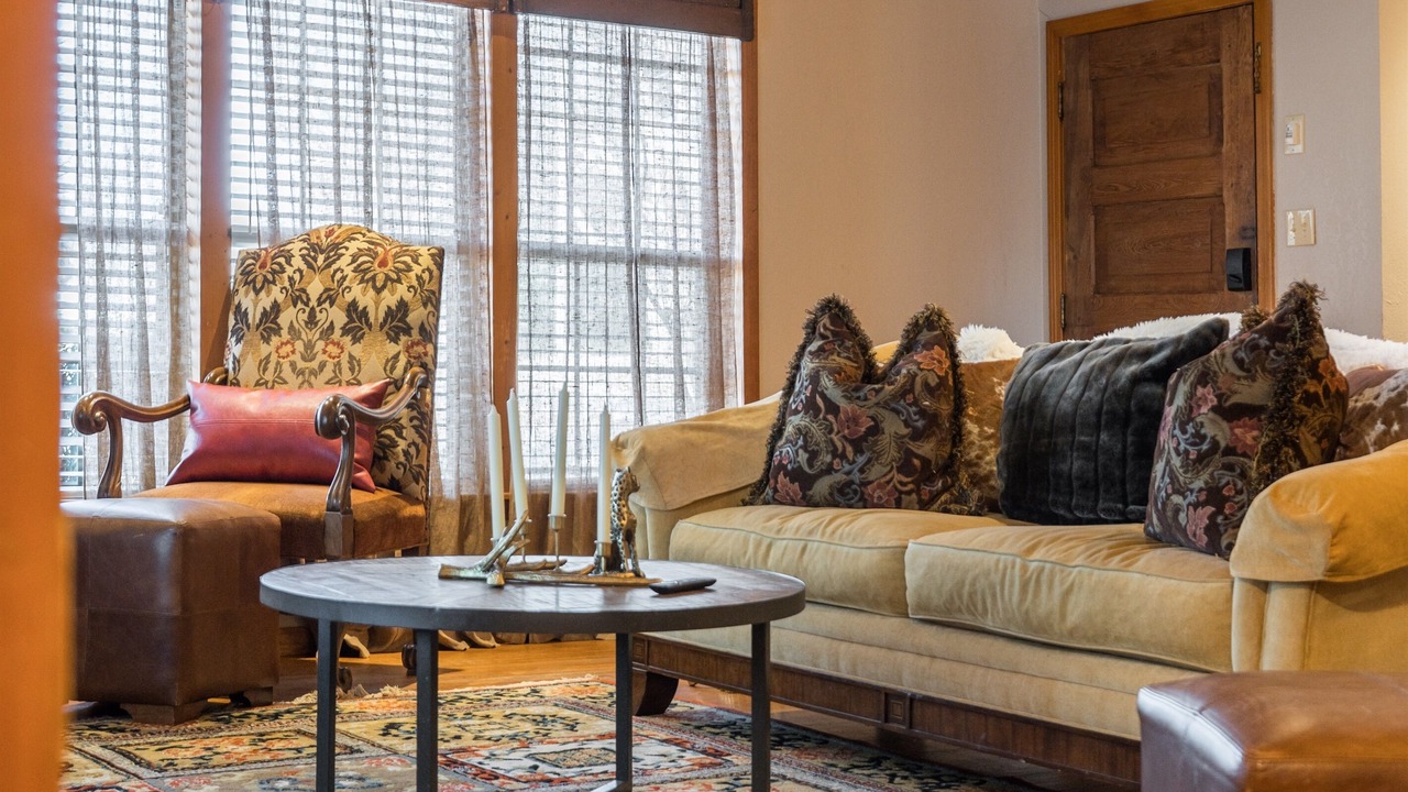 Photo of Livingroom in Sayles Blvd. Area