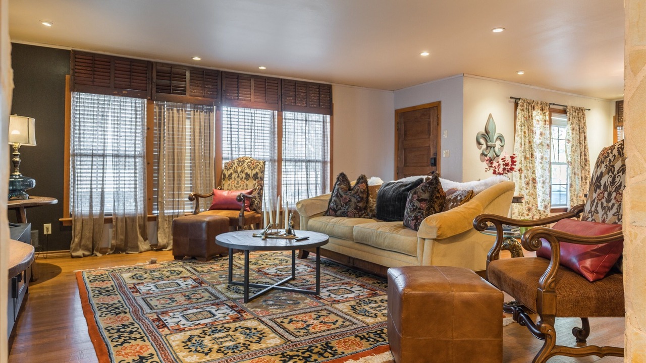 Photo of Livingroom in Sayles Blvd. Area