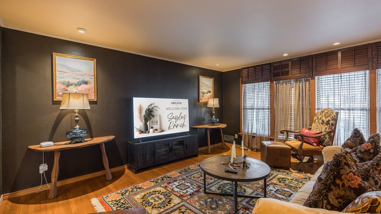 Photo of Livingroom in Sayles Blvd. Area