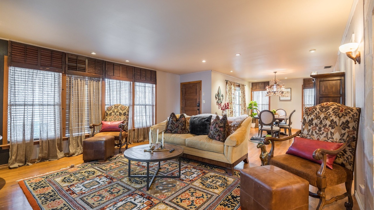 Photo of Livingroom in Sayles Blvd. Area