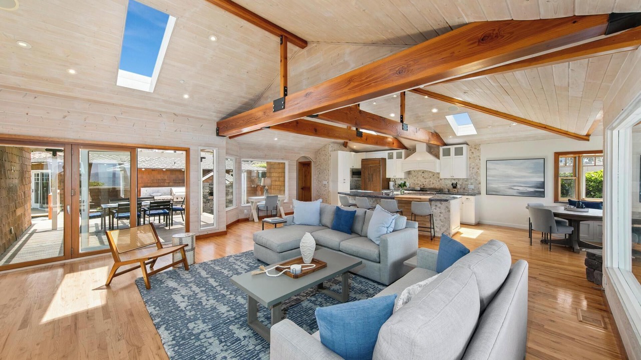 Photo of Livingroom in North Pacific Beach