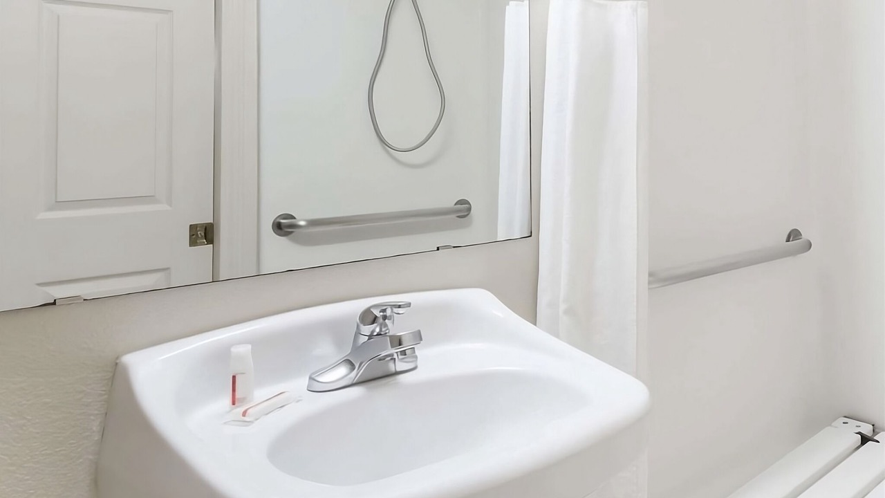 Photo of Bathroom in Austin Ave.