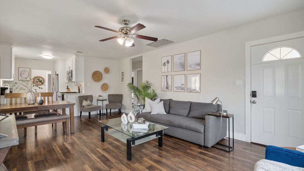 Photo of Livingroom in North Long Beach